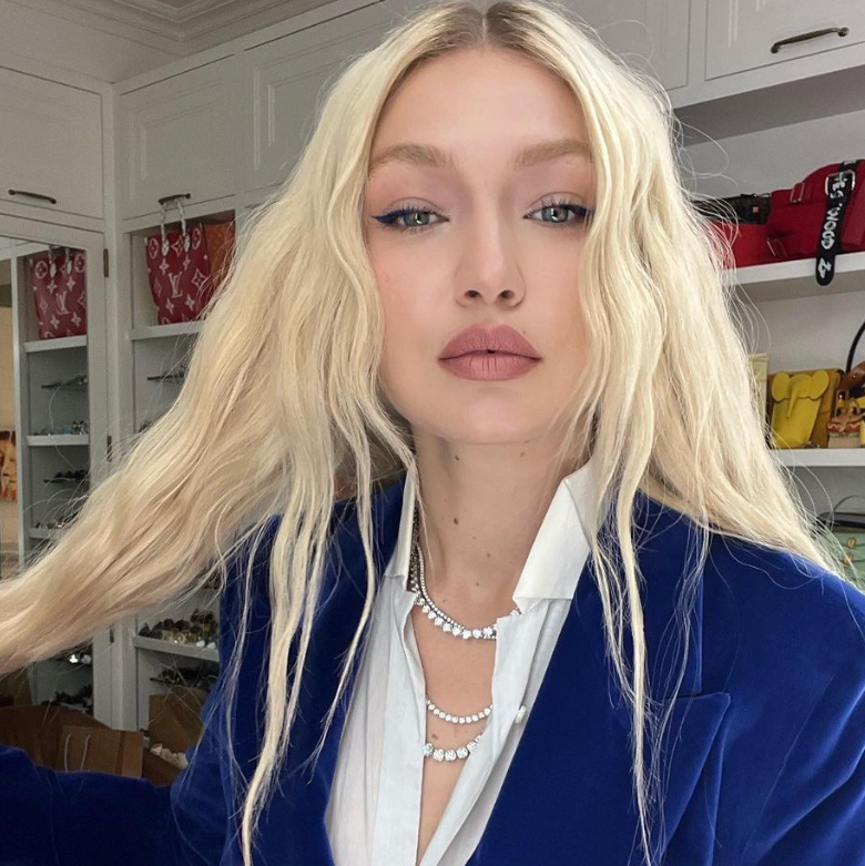 Gigi Hadid wearing Or & Elle High Jewelry at the 2022 WWD Honors. 