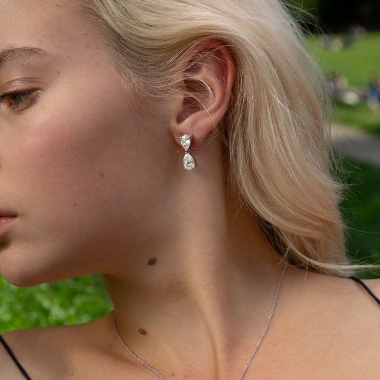 Bisous de Poires - Lab-grown diamonds earrings - with flawless pear diamonds.
